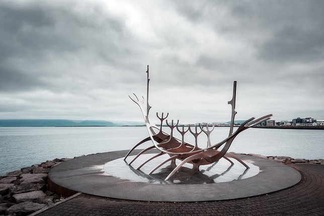 Famosa-escultura-solfar-em-Reykjavik-Islandia_site